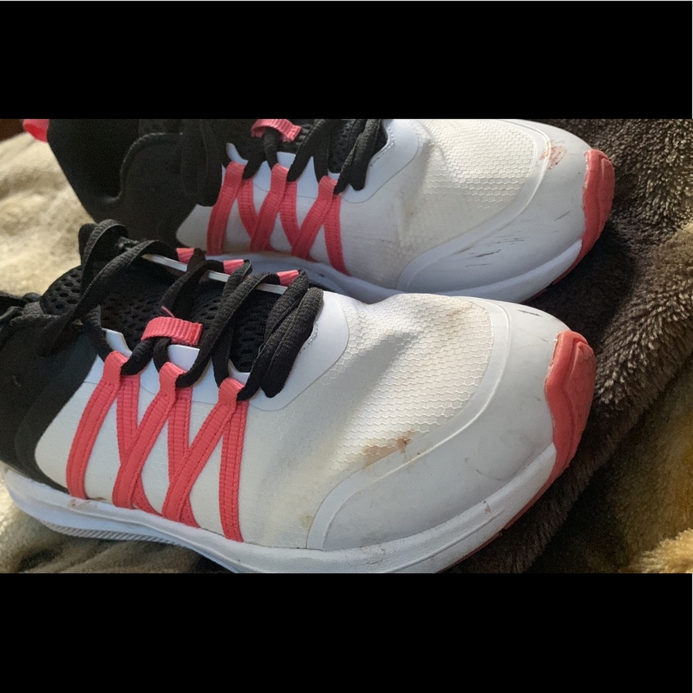 Athletic shoes